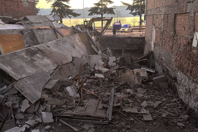 Isparta'da 3 katlı bina kendiliğinden çöktü