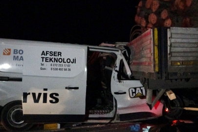 Kütahya'da kamyonet ile tomruk yüklü tır çarpıştı: 1 ölü