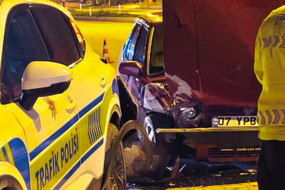 Amasya’da alkollü sürücünün kullandığı otomobil, polis otosuna çarptı