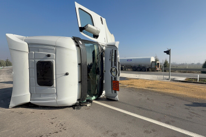 Bursa'da lastiği patlayan yüklü tanker yan yattı! Sürücünün durumu...