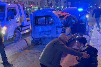 Düzce'de kırmızı ışıkta bekleyen araca kamyon çarptı: 3 yaralı