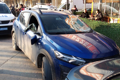 İstanbul Avcılar'da E-5'te direksiyon hakimiyetini kaybeden sürücü takla attı: 2 yaralı