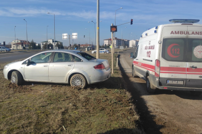 Kırklareli'nde otomobil refüje çıktı