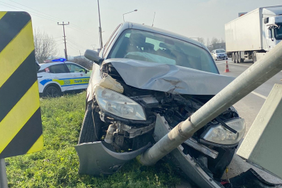 Sakarya'da D-100'de kontrolden çıkan araç sinyalizasyon direğine çarptı: 2 yaralı