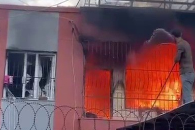 Adana'da alev alev yanan eve hortumla müdahale