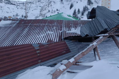 Ardahan'da  cami lojmanının üzerine çığ düştü