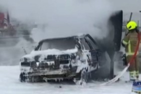 Bursa'da bariyerlere çarpan araç alev alev yandı