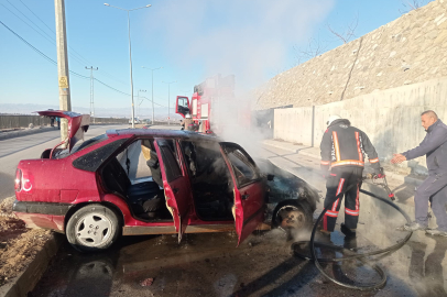Malatya'da kaza sonrası alev alan otomobil kullanılmaz hale geldi