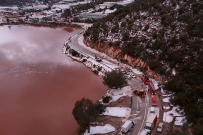 Antalya'da Körfez çamur rengine döndü, dolu yağışı seralara zarar verdi