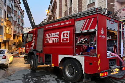İstanbul Gaziosmanpaşa’da binanın çatısı alev alev yandı
