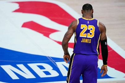 LeBron James bir kez daha tarihe geçti