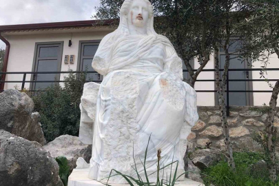 Demeter heykeline çirkin saldırı