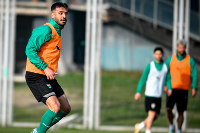 Mehmet Yiğit form tutuyor