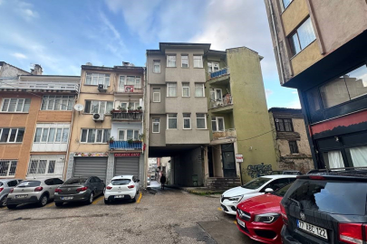 Bursa'da kolonları olmadan ayakta duran binaya bakan bir daha bakıyor