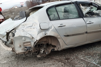 İş yerinin duvarına çarpan otomobilin sürücüsü öldü