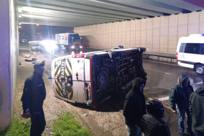 Ümraniye'de devrilen servis minibüsündeki 7 kişi yaralandı