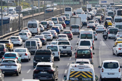 İstanbul'da artan trafik kar yağışlarını etkiliyor