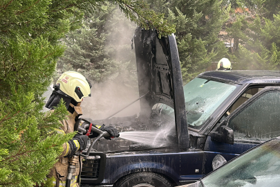 İstanbul Kadıköy'de park halindeki otomobilin motor kısmı yandı