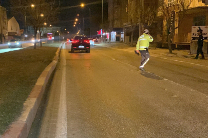 Karaman’da kaza yerinde polisin ölümden döndüğü anlar kamerada