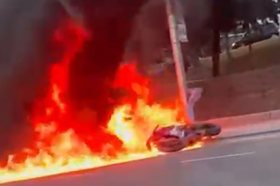 Ankara'da Protokol Yolu’nda seyir halindeki motosiklet alev aldı