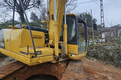 Artvin’de kaygan yolda ekskavatör kamyonete çarptı