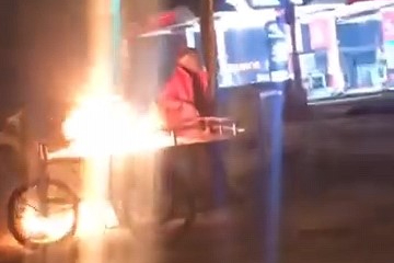 Bursa'da alkollü şahıs ekmek teknesini ateşe verip başında oturdu