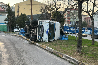 İstanbul Ataşehir'de freni patlayan kamyonet devrildi