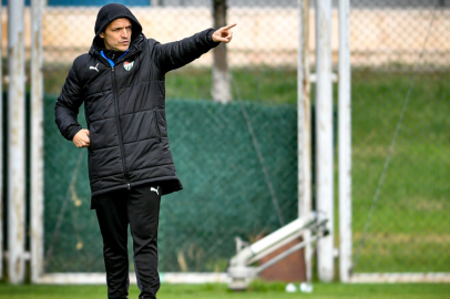 Bursaspor Teknik Direktörü Batalla kadro arıyor