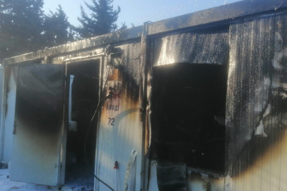 Hatay'da depremzede ailenin konteyneri alevlere teslim oldu