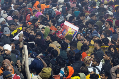 Hindistan'da Maha Kumbh festivalinde çıkan izdihamda 10 kişi öldü