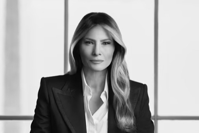 Melania Trump'ın pozu dünyaca ünlü dizide ABD Başkanı olan First Lady Claire Underwood'a benzetildi