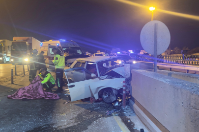 Mersin'de otomobil otoyol gişelerinde beton bariyerlere çarptı: 2 ölü
