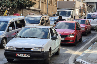 Tekirdağ’da dar sokaklarda trafik çilesi