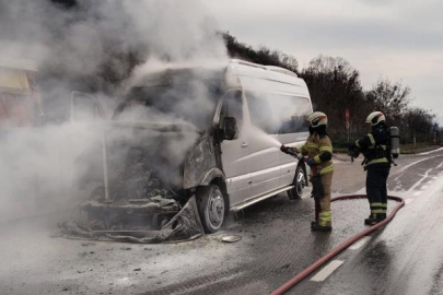 Bursa'da servis minibüsü alev alev yandı