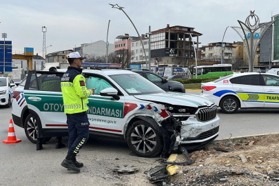Kocaeli'de jandarma trafik otosu ile hafif ticari araç çarpıştı