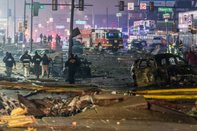 Uçak yerleşim yerine düştü; ev ve arabalar yandı, çok sayıda ölü ve yaralı var
