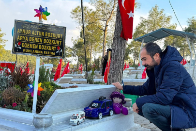 Depremde ailesini kaybeden baba, her gün mezarlığa hediyelerle gidiyor