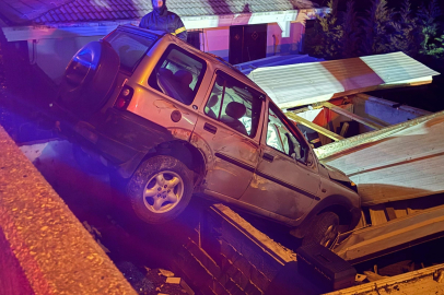 Ordu'da kontrolden çıkan cip elektrik panosuna çarptı