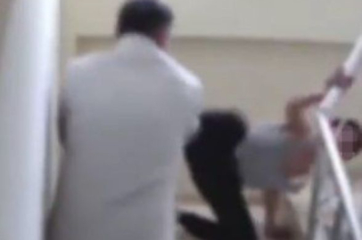 Engelli evlatlarına dehşeti yaşattılar! Ellerini kollarını sallaya sallaya çıktılar