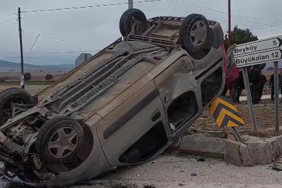 Burdur'da kamyonet ile çarpışan hafif ticari araç takla attı: 3 yaralı