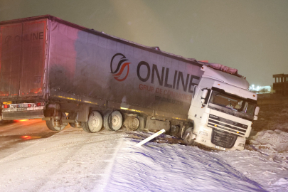 Aksaray'da minibüs, otomobil ve tır çarpıştı, sürücüler ölümden döndü