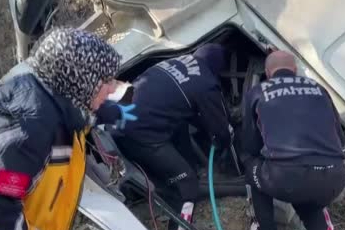 Aydın Kuşadası'nda virajı alamayan tır tarlaya uçtu: 1 ölü