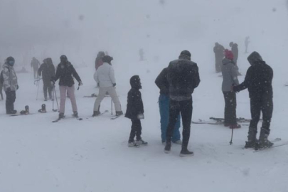 Bursa Uludağ'da kayak pistleri doldu taştı!