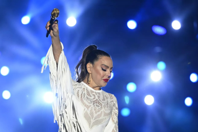 Ebru Gündeş’i dinlemek isteyen 100 bin TL ödeyecek!