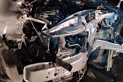 Elazığ'da otomobil bariyere çarptı