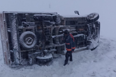 Hakkari Yüksekova’da yoldan çıkan kamyonet devrildi: 3 yaralı