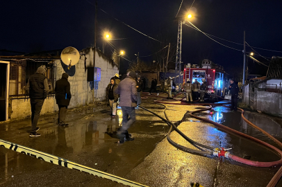 İstanbul Sultangazi’de gecekondudaki yangın iş yerine sıçradı