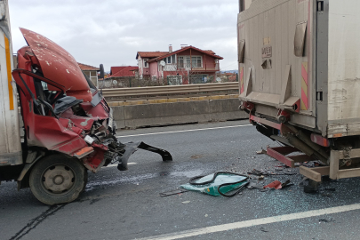 Kocaeli'de 3 araç zincirleme kazaya karıştı