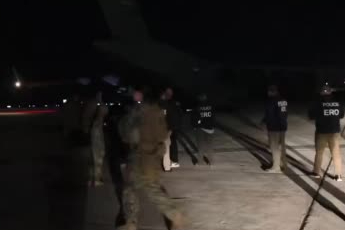 ABD Savunma Bakanlığı, Guantanamo Körfezi'ne gönderilen düzensiz göçmenlerin görüntülerini yayınladı