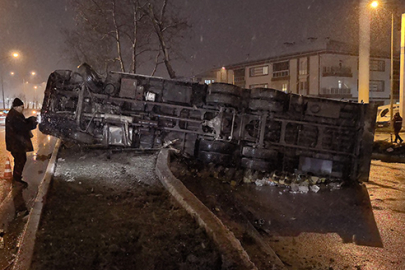 Bursa’da içecek yüklü kamyon devrildi